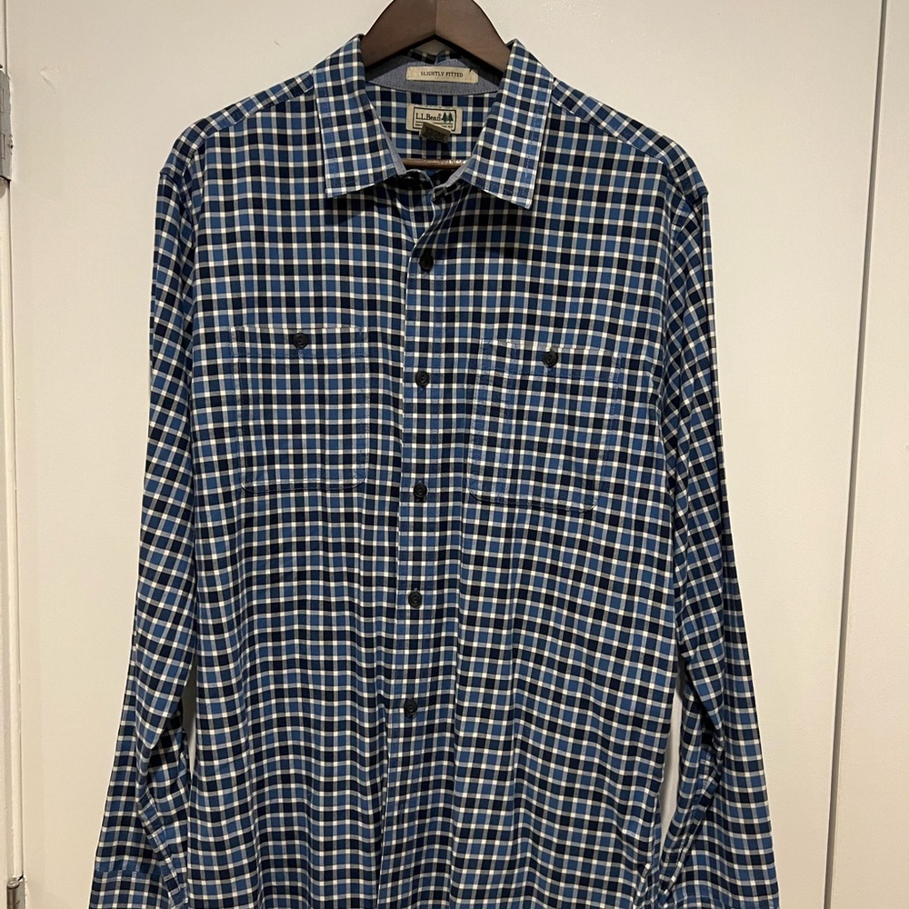 LL Bean men’s casual button down shirt size Large 100% cotton slightly fitted